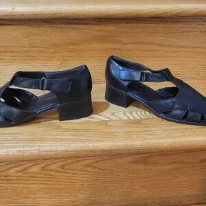 Naturalizer soft leather 7.5 M velcro closure